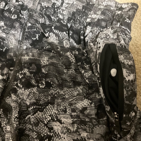 Lululemon Shorts 4 - Picture 4 of 4